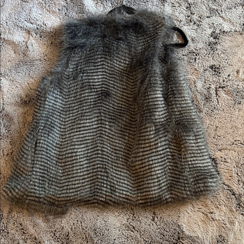 Altar’d State Faux Fur Vest- Size small NWT - Picture 3 of 4